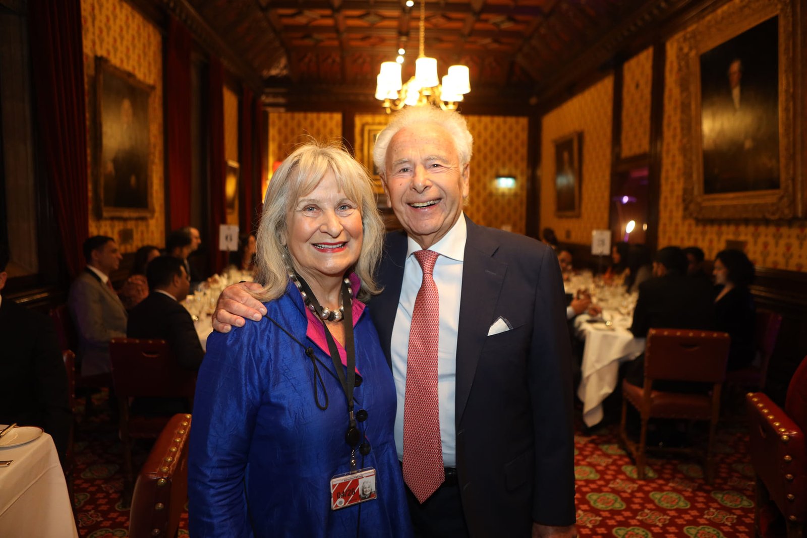 Two guests during dinner at the London ceremony