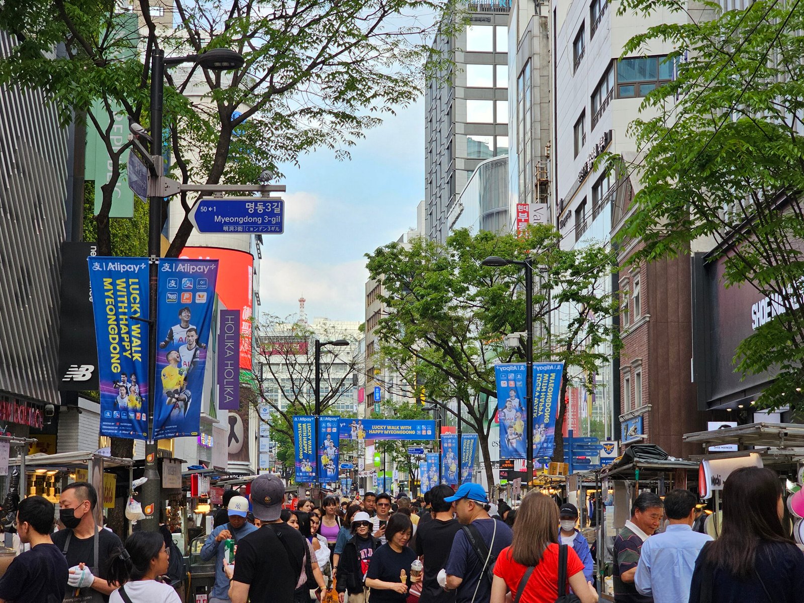 The_Myeongdong_shopping_area_in_South_Korea_welcomes_travelers_to_pay_with_Alipay_and_other_Alipay+_partner_payment_apps